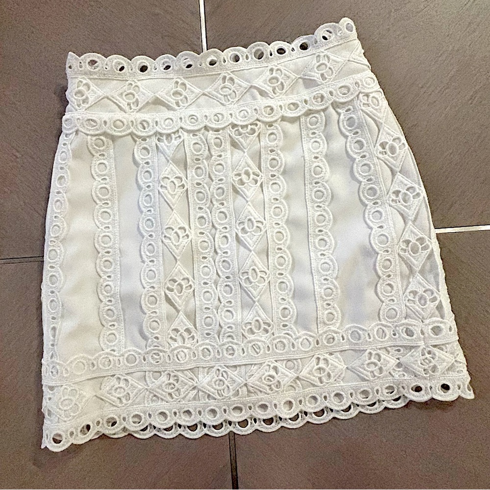 Small, White Entro Detailed Mini Skirt.